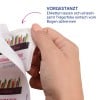 Das Bild zeigt eine Hand, die ein gedrucktes Etikettenblatt hält und veranschaulicht, wie einzelne Etiketten mit klarem Design und bunten Grafiken abgezogen werden, zusammen mit einem deutschen Text über die einfache Ablösbarkeit der Etiketten.