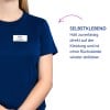 Das Bild zeigt eine Person, die ein marineblaues Hemd trägt, mit einem Namensschild, auf dem 'B. Carlos, Marketing Director' steht. Zusätzlich gibt es einen Text auf Deutsch, der die Klebeeigenschaften des Namensschilds beschreibt.