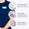 Das Bild zeigt eine Person, die ein blaues Hemd mit einem Namensschild trägt und verschiedene Aufkleber und Produktmerkmale im Zusammenhang mit Namensschildern präsentiert. Es enthält Details wie „200 Namensschilder“, „selbstklebend“ und „Online-Vorlagen“.