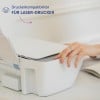 Das Bild zeigt die Hand einer Person, die einen Laserdrucker bedient. Der Drucker hat ein offenes Fach, und der Text gibt an, dass er mit Laserdruckern kompatibel ist.