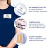 Das Bild zeigt Namensschilder und Etiketten von Avery und hebt Merkmale wie Menge, Klebeeigenschaften und Online-Designmöglichkeiten hervor. Es zeigt eine Person, die ein Namensschild mit ihren Details trägt.