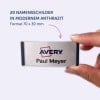 Das Bild zeigt ein Namensschild von Avery, mit dem Namen 'Paul Meyer' und hervorgehobenen Details auf Deutsch über ein Set von 20 Namensschildern in modernem Anthrazit, Größe 70 x 30 mm.