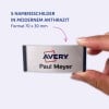 Das Bild zeigt eine Hand, die ein Namensschild hält, auf dem 'Avery Paul Meyer' in einer modernen anthrazitfarbenen Schrift steht. Es ist als Teil eines Sets von fünf Namensschildern mit den Abmessungen 70 x 30 mm gekennzeichnet.