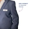 Das Bild zeigt einen Mann in einem marineblauen Anzug mit einem Namensschild, auf dem 'Paul Meyer' steht. Im Hintergrund ist Text zu sehen, der 'EDEL & ROBUST' und 'Für dauerhafte Nutzung' lautet.