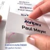 Hand, die eine Avery-Namenskarte mit der Aufschrift „Paul Meyer“ hält?