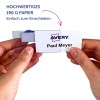 Hände, die eine kleine Avery-Namensschildkarte in einen klaren Kunststoffhalter einführen?