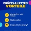 Blaues Poster mit deutscher Überschrift „PRÜFPLAKETTEN VORTEILE“ und drei gelben Symbolen mit Feature-Text?