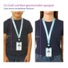 Das Bild zeigt zwei Personen, die verstellbare Lanyards mit Ausweishaltern tragen und zwei Längenoptionen demonstrieren: 45 cm für Kinder und 53 cm für Erwachsene.