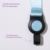 Das Bild zeigt einen blauen einziehbaren Ausweishaltermechanismus mit einem schwarzen Clip. Es enthält einen Text auf Deutsch, der seine Funktionen und Spezifikationen beschreibt.