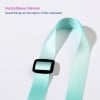 Das Bild zeigt ein verstellbares Band in einem hellen Minzton, mit einer schwarzen Schnalle zur Größenanpassung. Der begleitende Text weist auf die verstellbare Länge des Bandes hin.