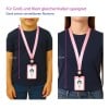 Das Bild zeigt zwei Personen, die ein Lanyard mit einem Ausweis tragen. Eine Person ist kleiner mit einer Länge von 45 cm, und die andere ist größer mit einer Länge von 53 cm. Beide Lanyards sind verstellbar.