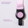 Das Bild zeigt einen einziehbaren Ausweishalter mit einem rosa Band und einem schwarzen Clip-Mechanismus, der zum Befestigen von Ausweishalterungen entworfen wurde.
