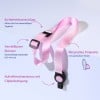 Das Bild zeigt einen rosa verstellbaren Riemen aus recyceltem Polyester, mit einem Sicherheits-Auslösemechanismus und einem Clip-Verschluss. Der Text hebt die verstellbare Länge und die verwendeten Materialien hervor.