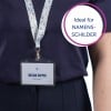 Das Bild zeigt eine Person, die ein dunkles Oberteil trägt und einen Schlüsselband mit einem Namensschild hält, auf dem 'MELINA DOPPER, Designer' steht. Es gibt eine kreisförmige Grafik mit der Aufschrift 'Ideal für NAMENSSCHILDER'.