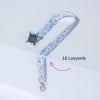 Das Bild zeigt ein blumengemustertes Lanyard mit einem Clip und einer Kunststoffschnalle. Das Design enthält bunte Blumen und Blätter. Daneben befindet sich ein Etikett mit der Aufschrift „10 Lanyards“ in blauem Text.