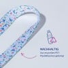 Das Bild zeigt ein buntes Band aus recycelten PET-Plastikflaschen mit Blumenmustern und einem Text, der auf Nachhaltigkeit hinweist. Es betont Umweltfreundlichkeit und Recycling.