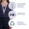 Das Bild zeigt ein mit Blumenmuster versehenes Lanyard, das von einer Person getragen wird. Es präsentiert seinen Metallclip zum Befestigen von Namensschildern und Schlüsseln, einen Sicherheitsclip, der sich in Notfällen öffnet, und einen Hinweis auf das nachhaltige Material, das aus recycelten PET-Plastikflaschen besteht.