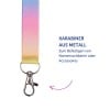 Das Bild zeigt ein buntes Schlüsselband mit einem metallischen Clip am Ende. Das Schlüsselband verblasst von Blau zu Pink zu Gelb. Der Text beschreibt es als einen Metallkarabiner zum Anbringen von Namensschildern oder Accessoires.