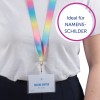 Das Bild zeigt eine Person, die ein buntes Schlüsselband mit einem Namensschild trägt, auf dem 'Melina Doppler, Designerin' steht. Das Schlüsselband hat einen Regenbogenfarbverlauf, und das Schild ist transparent mit einem blauen Namensschild.