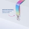 Das Bild zeigt ein buntes Band, das sein weiches Material und die satinierte Oberfläche hervorhebt, mit einem angebrachten Metallclip. Der Text auf Deutsch erwähnt seinen Komfort und seine Qualität.