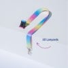 Das Bild zeigt ein buntes Umhängeband mit einem Verschluss, das auf einer weißen Oberfläche präsentiert wird, und enthält den Text '10 Lanyards'.