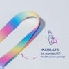 Das Bild zeigt ein buntes Band aus recycelten PET-Plastikflaschen, das seine nachhaltige Natur mit dem Wort 'NACHHALTIG' und einem Recycling-Symbol präsentiert.