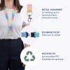 Das Bild zeigt ein buntes Lanyard, das von einer Person getragen wird, mit hervorgehobenen Merkmalen wie einem Metallkarabiner, einem Sicherheitsclip und umweltfreundlichen Materialien, die aus recycelten PET-Flaschen hergestellt sind.