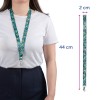 Das Bild zeigt eine Person, die ein buntes Schlüsselband mit Blumendesigns trägt. Das Schlüsselband hat unten einen Clip und angegebene Maße, mit einer Länge von 44 cm und einer Breite von 2 cm.