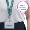 Das Bild zeigt eine Person, die ein weißes Hemd und ein buntes Schlüsselband mit einem daran befestigten Namensschild trägt. Auf dem Namensschild steht 'Melina Dopper', mit der Bezeichnung 'Designer'. Es gibt eine kreisförmige Grafik mit der Aufschrift 'Ideal für NAMENSSCHILDER'.