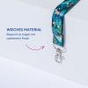 Das Bild zeigt ein buntes Lanyard mit tropischem Muster, das sein weiches Material zur Geltung bringt. Es ist an einem Haken befestigt und wird als angenehm zu tragen mit einer Satin-Oberfläche beschrieben. Der danebenstehende Text betont seine Weichheit und seinen Tragekomfort.