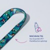 Das Bild zeigt einen gemusterten Riemen aus recycelten PET-Plastikflaschen, versehen mit einem tropischen Design in lebendigen Farben und floralen Motiven.