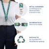 Das Bild zeigt ein Schlüsselband mit einem Blumendesign, das Details über seinen Metallkarabiner, den Sicherheitsclip und das nachhaltige Material aus recycelten PET-Plastikflaschen enthält. Es zeigt ein Modell, das das Schlüsselband trägt, mit einer Beschreibung seiner Verwendungsmöglichkeiten und Sicherheitsmerkmale.