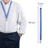 Ein Bild einer Person, die ein blaues Umhängeband mit einem Clip trägt, mit einer Länge von 44 cm und einer Breite von 2 cm, kombiniert mit einem weißen Hemd.