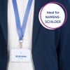 Das Bild zeigt eine Person, die einen dunkelblauen Blazer trägt, an dem ein Namensschild an einem blauen Lanyard befestigt ist. Auf dem Namensschild sind der Name 'MELVIN DOPPER' und der Titel 'Designer' zu sehen. Es gibt eine kreisförmige Grafik, auf der 'Ideal für NAMENSSCHILDER' steht.