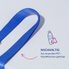 Das Bild zeigt ein blaues Band mit einem Zickzackmuster, neben einem Text, der angibt, dass es nachhaltig ist und aus recycelten PET-Plastikflaschen hergestellt wurde.