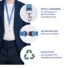 Das Bild zeigt ein Lanyard mit einem Metallclip für Namensschilder, einem Sicherheitsclip, der sich in Notfällen öffnet, und Informationen zur Nachhaltigkeit, hergestellt aus recycelten PET-Flaschen.