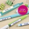 Das Bild zeigt bunte Marker und Textmarker in Blau und Grün, zusammen mit Büroklammern. Alle Artikel sind mit Etiketten versehen, die den Namen 'Jules P.' tragen.