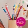 Das Bild zeigt eine Sammlung von Buntstiften, die in einem Holzhalter angeordnet sind. Jeder Stift hat ein Etikett mit Namen. Im Hintergrund ist eine gemusterte Oberfläche zu sehen.