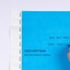 Das Bild zeigt ein blaues Beschriftungsetikett mit Feldern zum Schreiben von Text, beschriftet auf Englisch und Französisch, begleitet von einer Hand, die einen Permanentmarker hält.