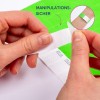 Das Bild zeigt eine Person, die ein Armband hält und eine Schutzschicht abzieht. Das Armband hat eine grüne Farbe und verfügt über Zickzackmuster mit Text. Ein Etikett zeigt 'MANIPULATIONSSICHER'.