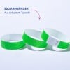 Das Bild zeigt drei grüne Tyvek-Armbänder sowie ein Etikett, das darauf hinweist, dass 500 Bänder aus haltbarem Tyvek-Material verfügbar sind.