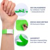 Das Bild zeigt grüne Armbänder aus Tyvek®, die Eigenschaften wie Widerstandsfähigkeit, Beschreibbarkeit mit Permanentmarkern und Wasserbeständigkeit hervorheben.