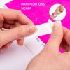 Das Bild zeigt eine Person, die mit ihren Händen ein Stück Klebeband oder Etikett abzieht. Der Hintergrund ist leuchtend pink, und es gibt ein eingebettetes Bild, das ein Handgelenk mit einem ähnlichen Gegenstand zeigt. Der Text 'MANIPULATIONSSICHER' ist deutlich zu sehen.