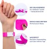 Das Bild zeigt Armbänder aus strapazierfähigem Tyvek-Material. Es zeigt eine Hand, die ein pinkes Armband trägt, sowie Bilder von mehreren Armbändern und eine Hand, die mit einem Marker auf einer pinken Fläche schreibt. Der Text hebt folgende Merkmale hervor: 500 reißfeste Armbänder, beschreibbar mit einem Permanentmarker und wasserdicht für mehrere Tage.