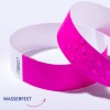 Das Bild zeigt zwei rosa Armbänder, eines glatt und das andere mit Wassertröpfchen strukturiert. Darunter ist 'WASSERFEST' in Blau gedruckt.