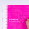 Das Bild zeigt eine leuchtend pinkfarbene Oberfläche mit handschriftlichem Text und Beschriftungen, die darauf hinweisen, dass sie mit einem Permanentmarker gekennzeichnet werden kann.