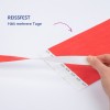 Das Bild zeigt ein Stück rotes Klebeband, von dem eine Hand einen weißen Streifen abzieht, mit einem Text, der darauf hinweist, dass es reißfest ist und mehrere Tage hält.