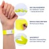 Das Bild zeigt gelbe Armbänder und hebt ihre Eigenschaften hervor: Sie bestehen aus haltbarem Tyvek-Material, können leicht mit einem permanenten Marker beschriftet werden und sind wasserfest.