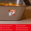 Das Bild zeigt einen Lebensmittelbehälter mit einem Etikett, das den Tag 'MITTWOCH' angibt und verschiedene Übersetzungen zum Hinweis "Keine Rückstände hinterlassen" aufweist.