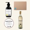 Flatlay einer Bodylotion-Flasche und einer Dose, einer Kartonschachtel und einer Flasche Essig auf beigem Hintergrund?